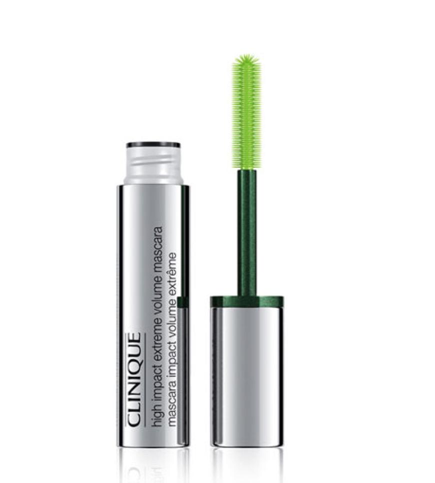 Die neue Wimperntusche von Clinique verschafft uns auf ganzer Linie traumhafte Wimpern. Mit ihrer knallgrünen Bürste erreicht sie selbst kleinste Härchen und umhüllt diese mit Farbe. Die Suche hat also ein Ende, ganz nach dem Motto: Geschwungener, Länger, Voluminöser!