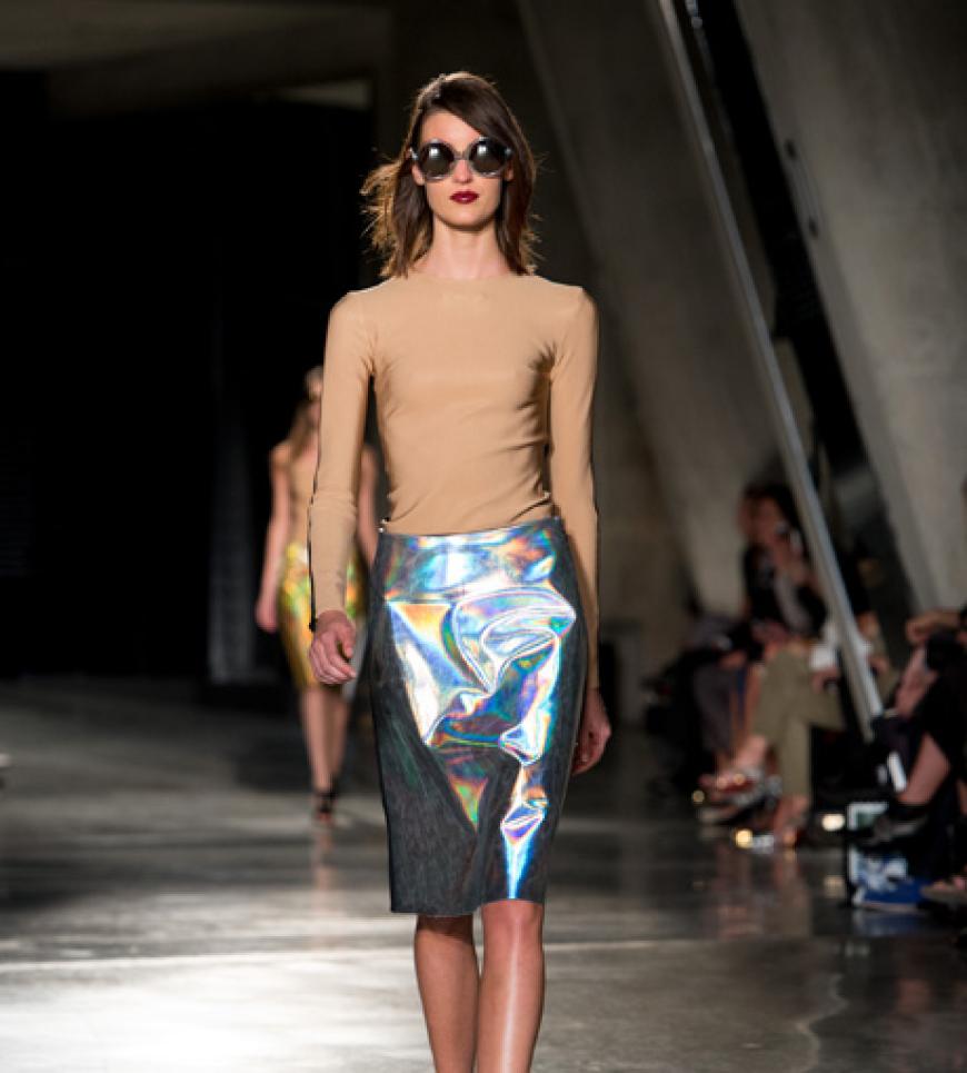 Der schottische Designer Jonathan Saunders packte seine Models in folienartige Pencilskirts.