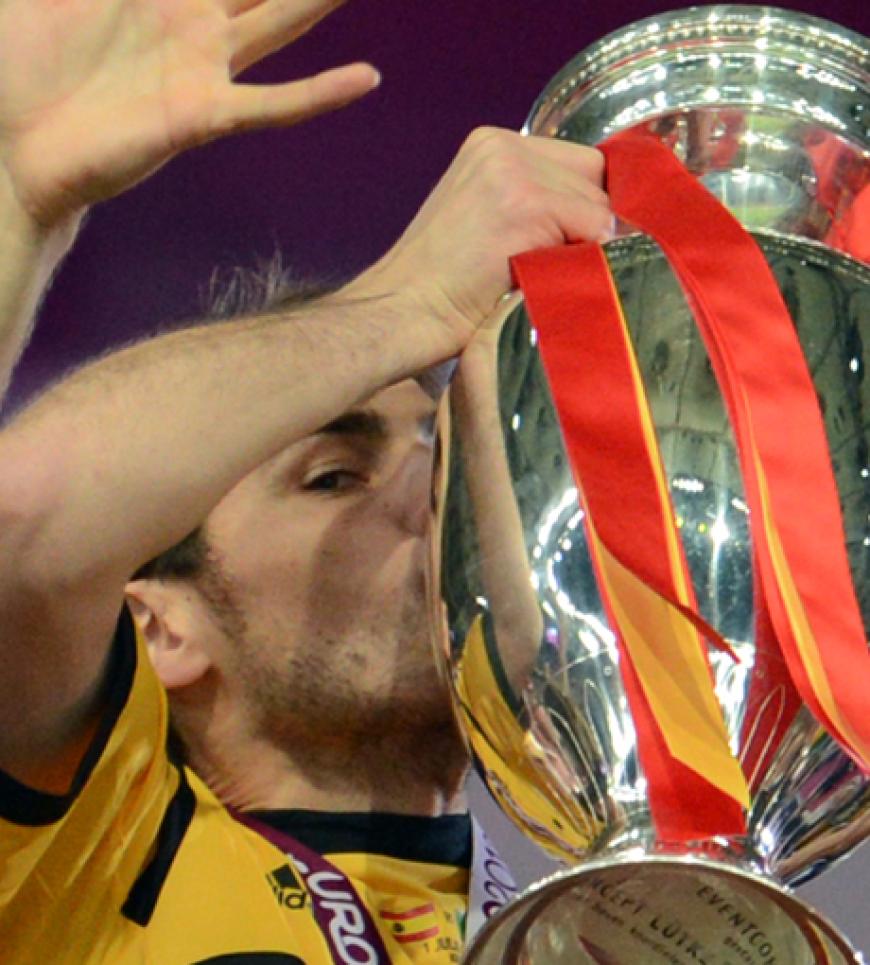 Der große Kuss zum EM-Sieg: Der spanische Torwart Iker Casillas küsst den Pokal nach dem gewonnen Fußball-Finale