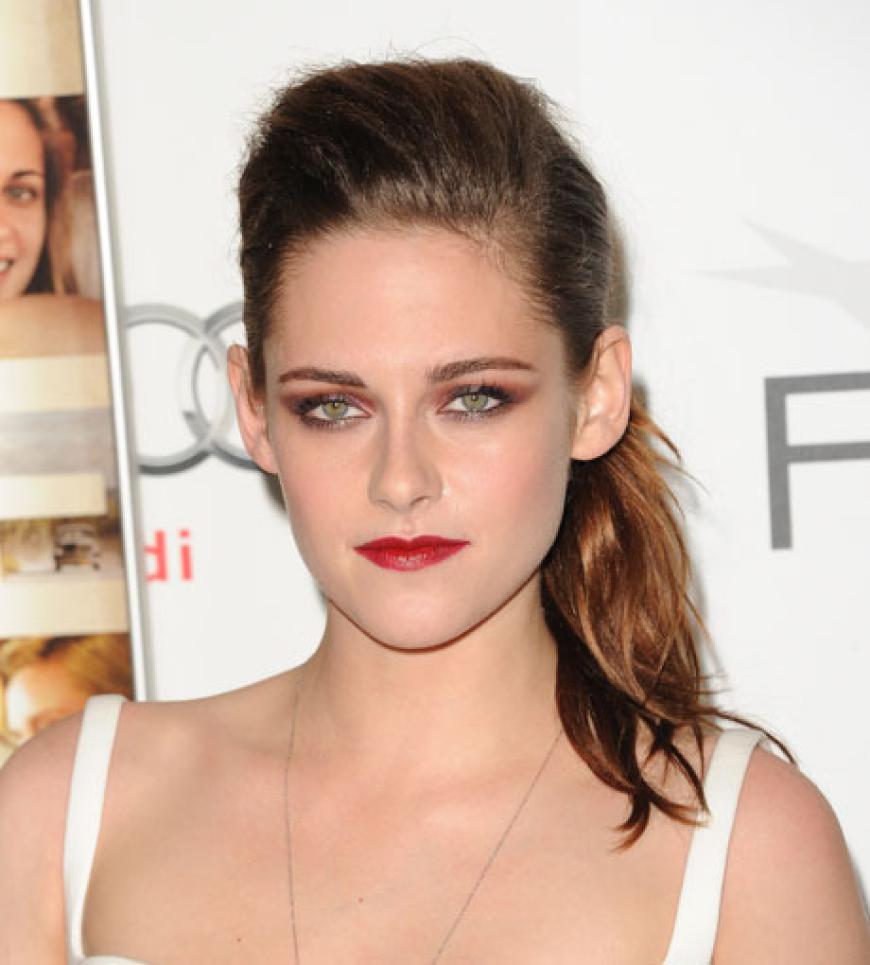 Mit auffälligem Make-up, Balenciaga-Outfit und Louboutin Schuhen war Kristen Stewart auf der Filmpremiere ihres neuen Films