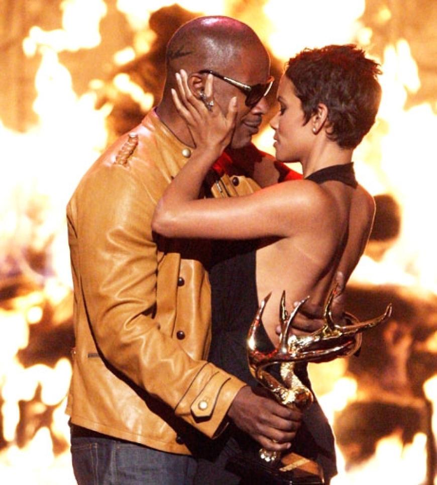 Halle Berry wurde bei den Awards zur heißesten Schauspielerin gewählt und das war für sie Grund genug, sich bei Kollege Jamie Foxx für die Laudatio so zu bedanken