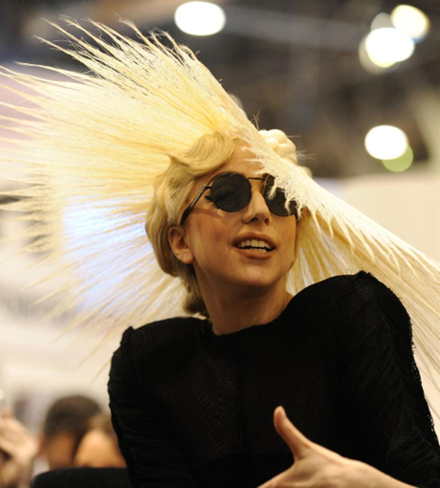 Lady Gaga mit extravagantem Hut aus ihren eigenen Haaren