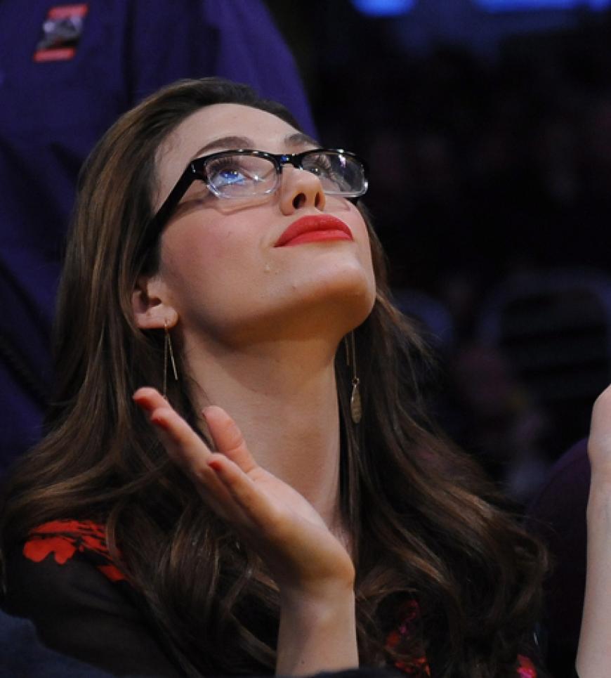 Emmy Rossum schaut gespannt auf die Anzeigentafel der LA Lakers gegen die Minnesota Timberwolves