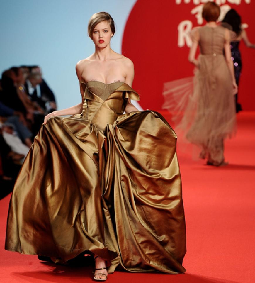 Das 17-jährige Nachwuchsmodel Lindsey Wixson schritt gekonnt in einer opulenten Robe über den Catwalk