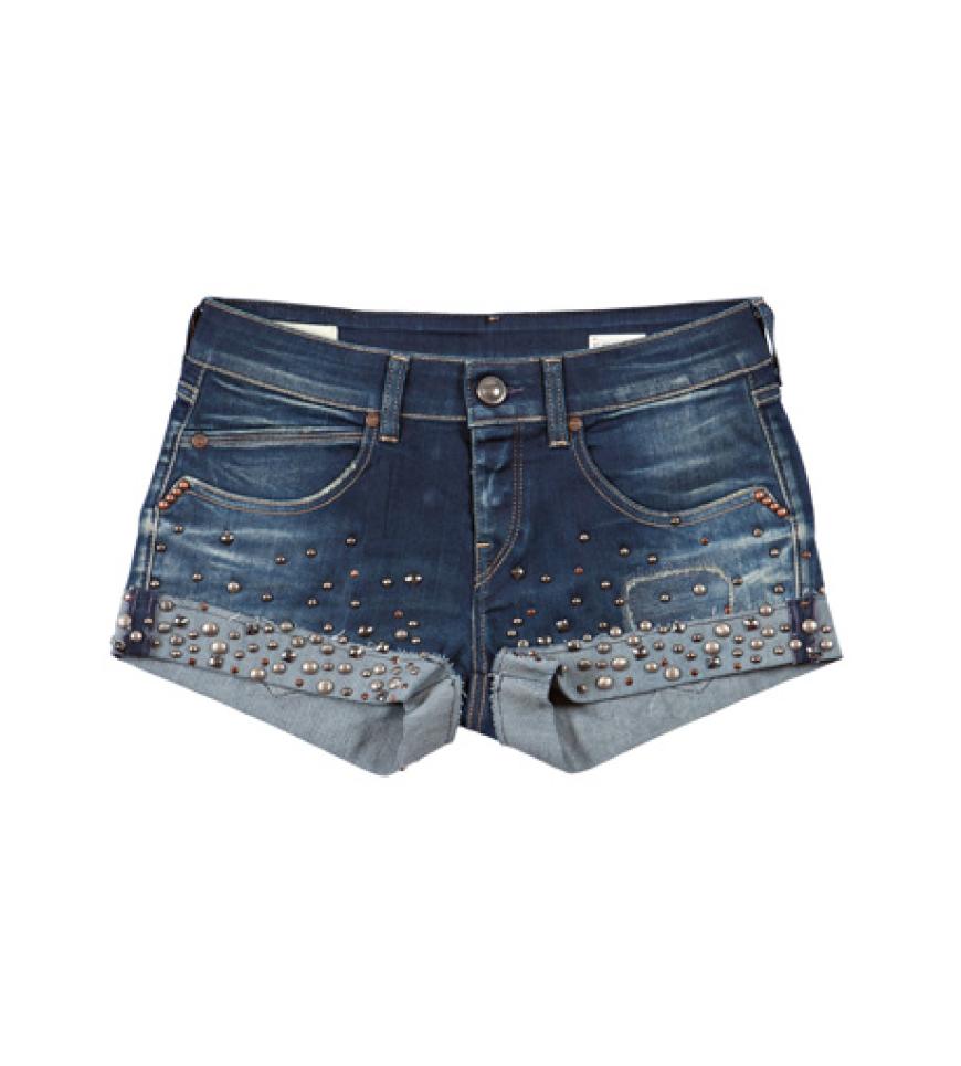 22. September 2012: Wer Jeans mag, wird diese Shorts lieben. Die Nieten-besetzte Denim-Shorts ist von We are Replay und ist für ca. 260 Euro erhältlich
