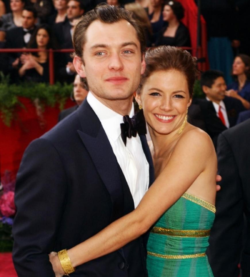 Und auch sie gehören zu den On-/Off-Promis: Vor wenigen Jahren lösten Sienna Miller und Jude Law noch ihre Verlobung - damals hatte Jude die schöne Schauspielerin mit einem Kindermädchen betrogen