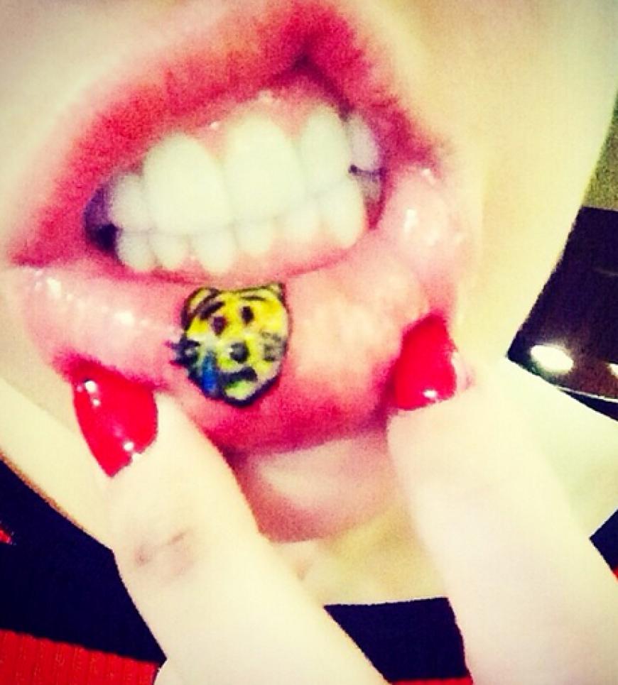 Autsch, das sieht aber nach Schmerzen aus. Miley Cyrus hat Gefallen an dem Bad-Girl-Image. Nun schockte die