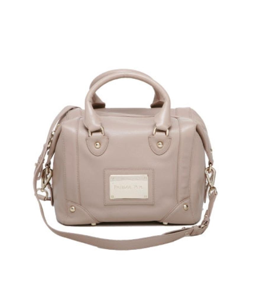 Cool: Bowling-Bag mit Schultergurt von Patrizia Pepe, ca. 370 Euro
