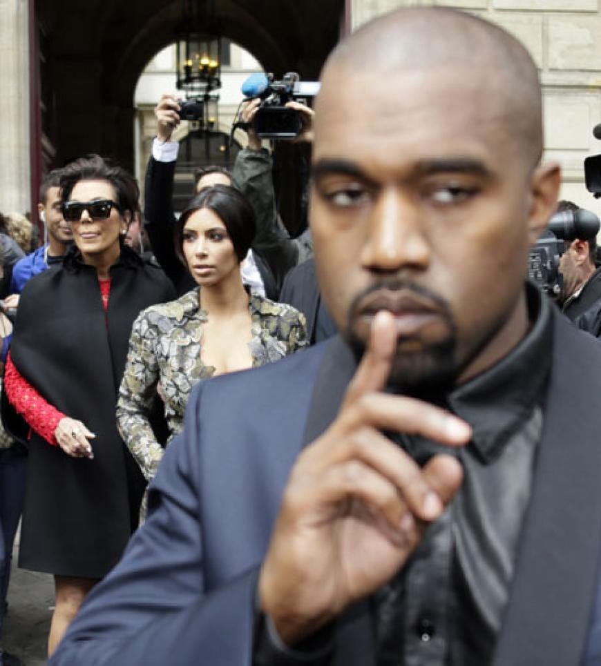 Kanye versucht die Meute zu beruhigen. Paris ist im Ausnahmezustand