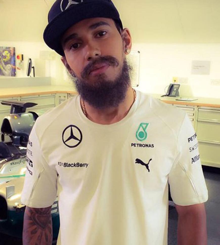 Was für ein Rauschebart! Sonst trägt dieser Star eigentlich kaum Gesichtsbehaarung. Glücklicherweise handelt es sich hierbei nur um einen angeklebten Bart. Na, schon erraten wer es ist?