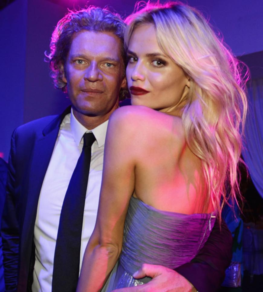 Natasha Poly kuschelte sich an ihren Begleiter