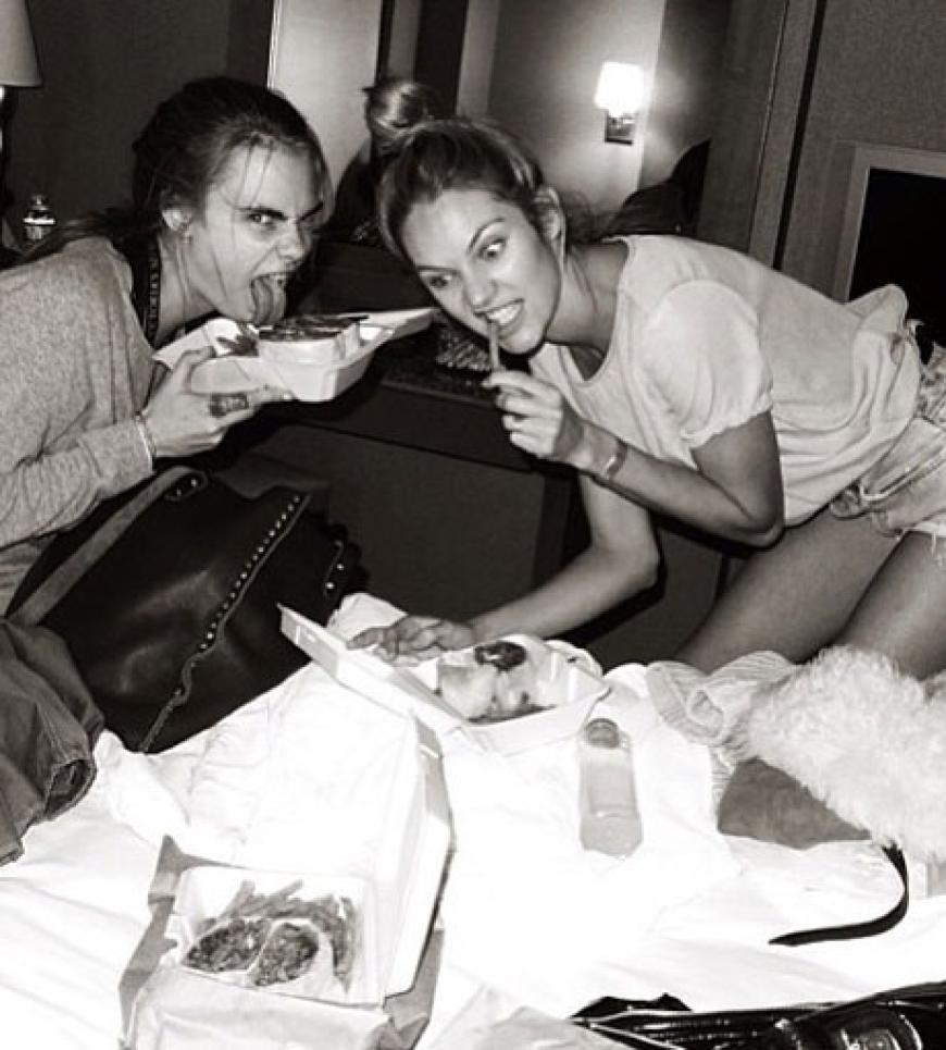 Na, na, na: Noch einen Tag vor der Show naschte Candice Swanepoel mit ihrer Modelkollegin Cara Delevingne Fast Food