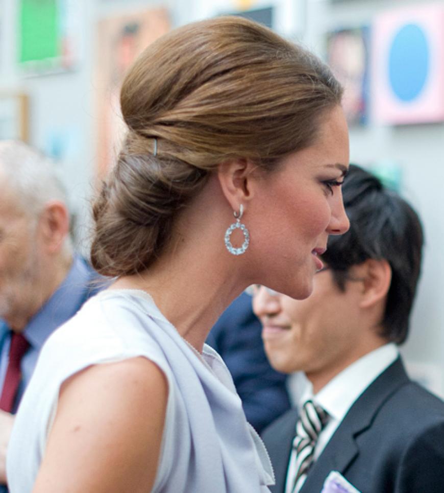 Edel: Zum grauen Kleid von Designerin Roksanda Ilincic entschied sich Kate für eine elegante Hochsteckfrisur