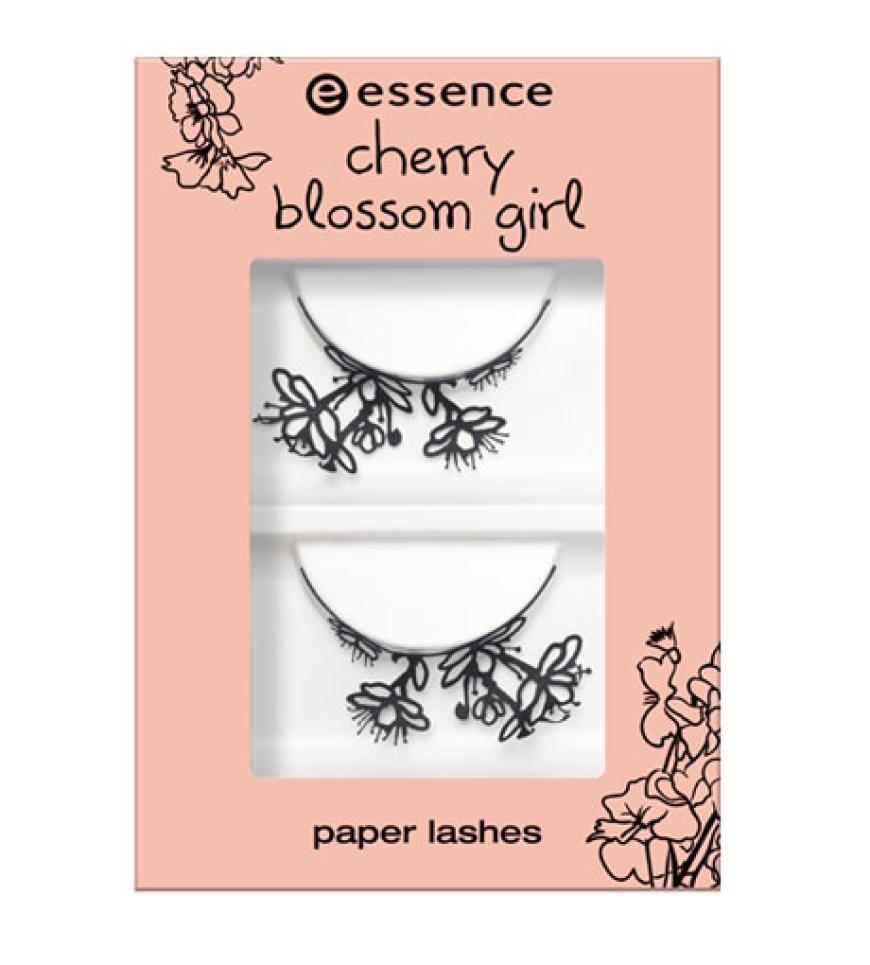 Scherenschnitte von Blüten bilden den Kranz der falschen Wimpern. Limitiert erhältlich in der âCherry Blossom Girl