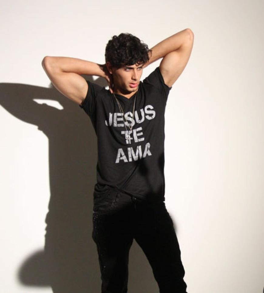 Wird Madonna bei diesen Armen schwach?