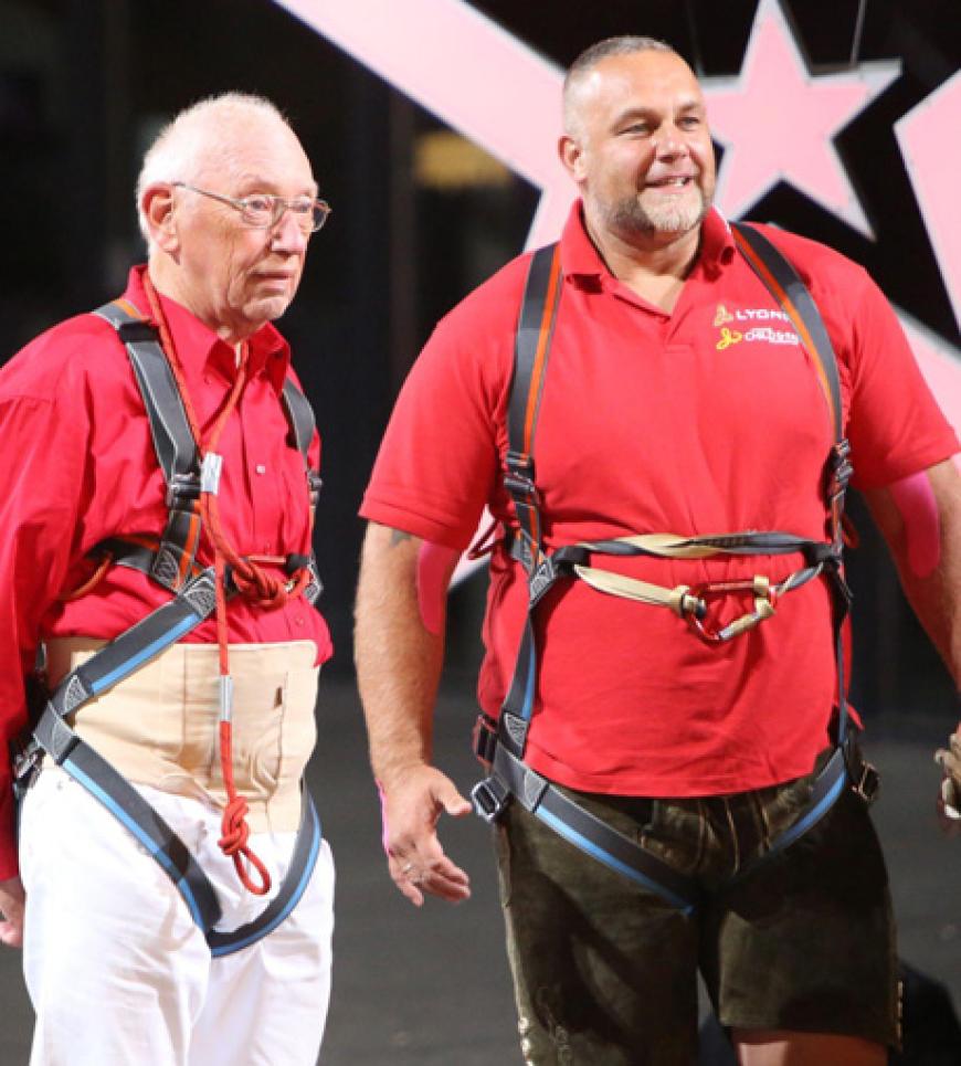 Extrem-Kraftsportler Franz Müllner, 42 und Bungee-Jumper Helmuth, 87. Franz hielt bei dem Sprung den Renter nur mit seinen Händen