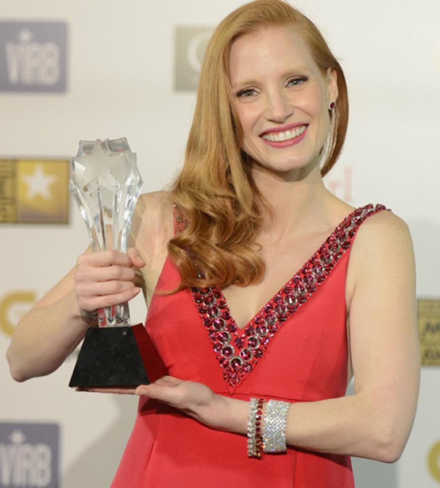 Jessica Chastain hält stolz ihren Preis in die Kameras
