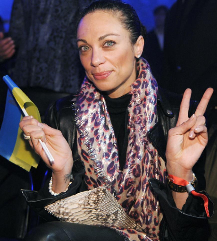 Lilly Becker schwengte die ukrainische Flagge