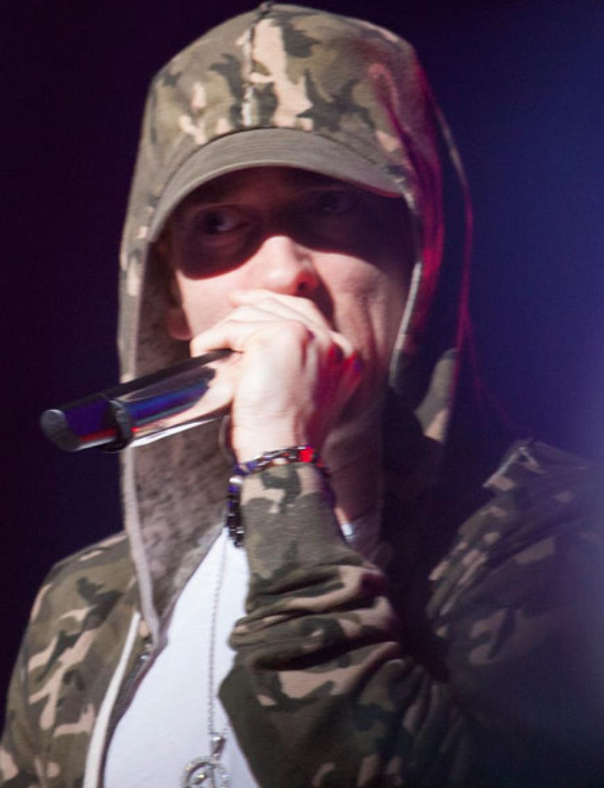 Es gibt übrigens mehr linkshändige Männer als Frauen. Eminem ist einer davon