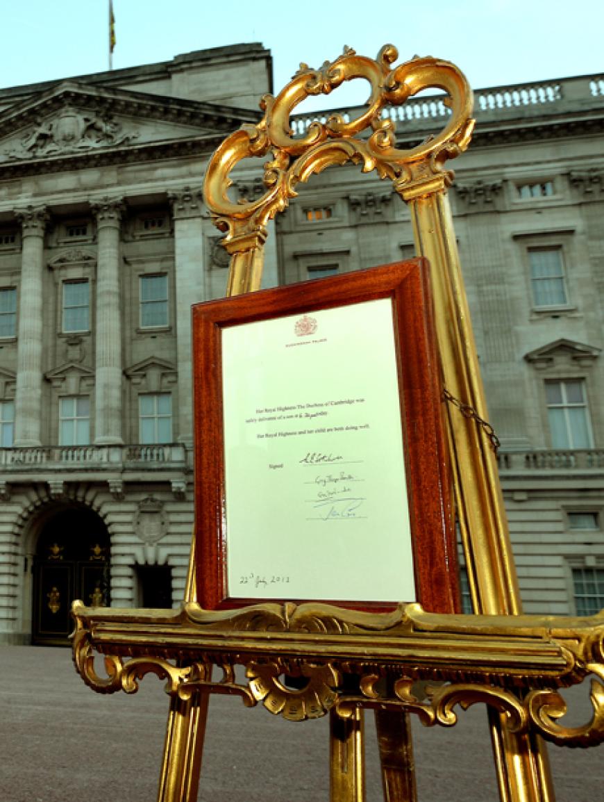 Auf einer goldenen Tafel vor dem Buckingham Palast wurde die Geburt offiziell verkündet