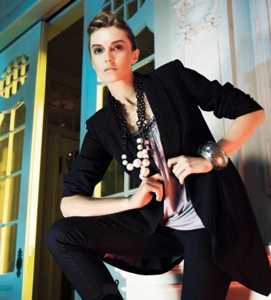 Longblazer mit tiefem Revers, ca. 130 Euro, Jerseytop mit aufwendiger Perlenstickerei, ca. 40 Euro,
schmale Stretchjeans, ca. 50 Euro, alles von Betty Barclay - Limited Edition by OK!. Perlen´kette von Expresso. Armreif von Day Birger et Mikkelsen