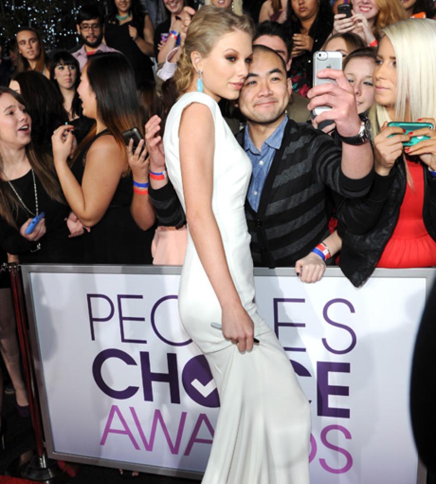 Taylor Swift posiert mit den Fans