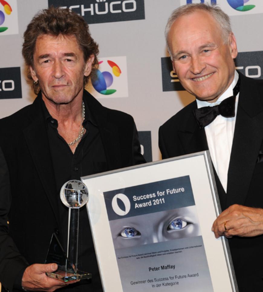 Musiker Peter Maffay bekam von Staatsminister Erwin Huber den Ehrenpreis überreicht