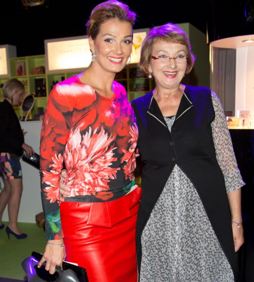 Ex-Schwimmerin Franziska van Almsick (l) brachte ihre Mutter Jutta mit zum Promi-Event