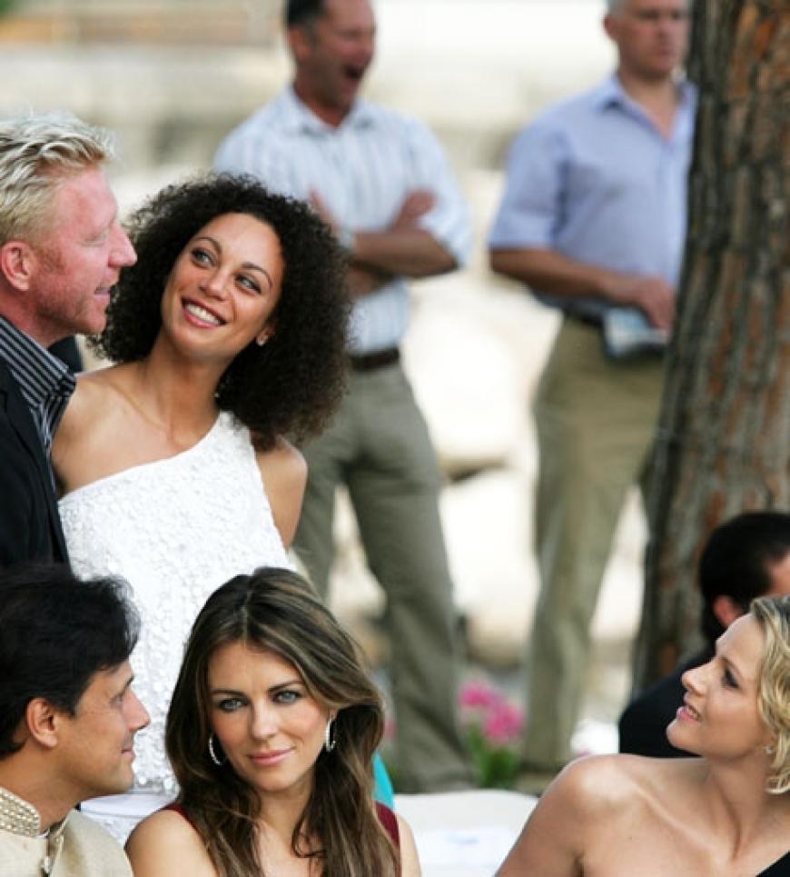 Lilly strahlt ihren Boris an. Die beiden freuen sich auf ihre baldige Hochzeit