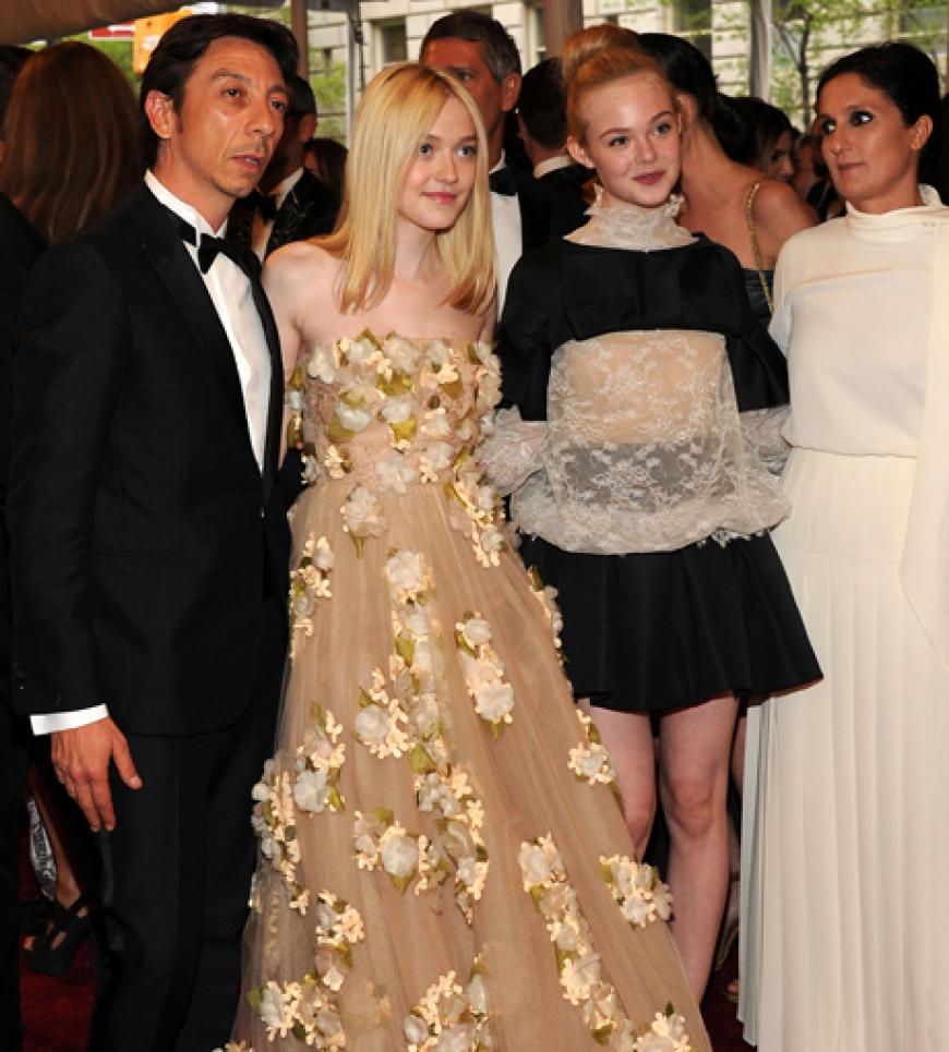 Pier Paolo Piccioli von Valentino mit den Schauspieler-Schwestern Dakota und Elle Fanning
