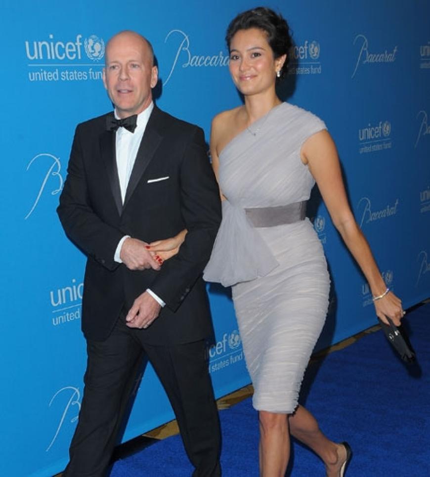 Wie zwei Frischverliebte: Bruce Willis kam in Begleitung seiner hübschen Frau Emma Hemming und nahm sie zärtlich an die Hand