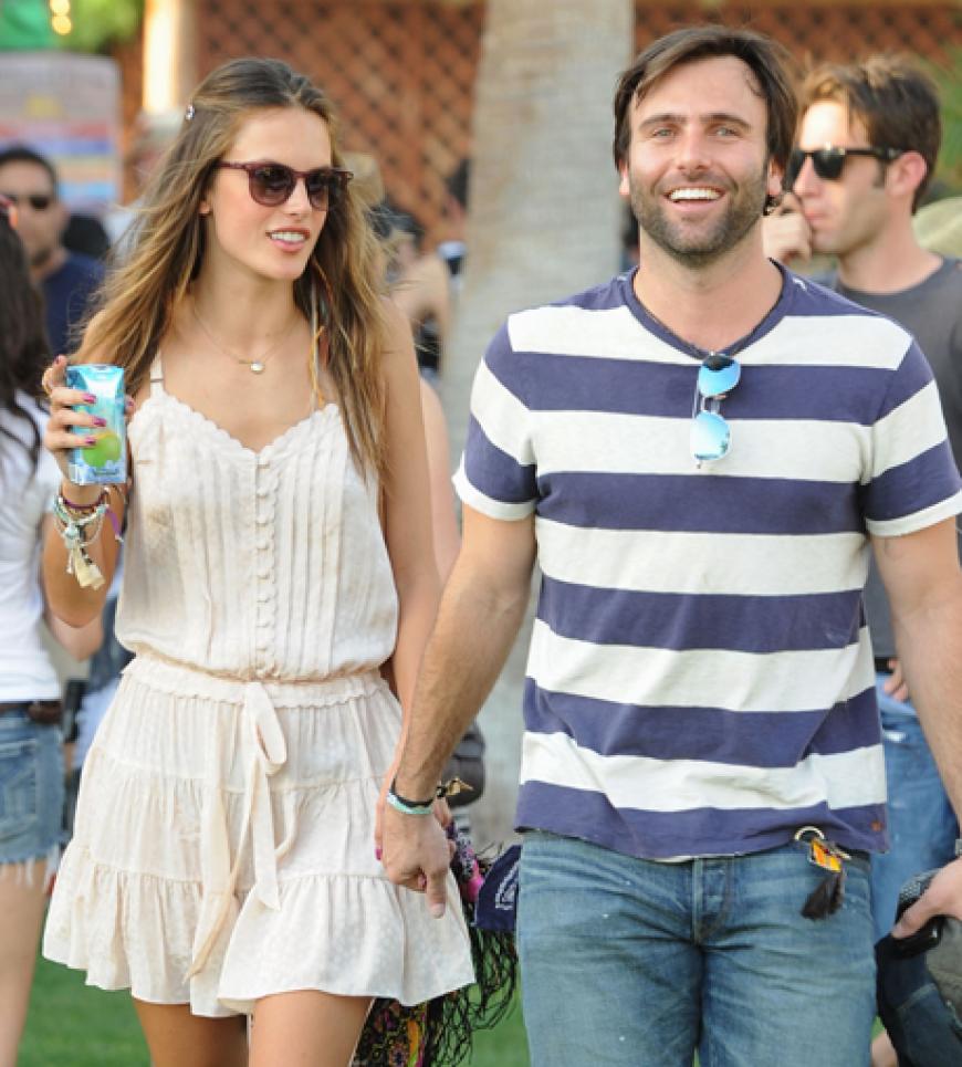 Gemeinsam mit ihrem Freund Jamie Mazur verbrachte sie den relaxten Tag auf dem Coachella Festival