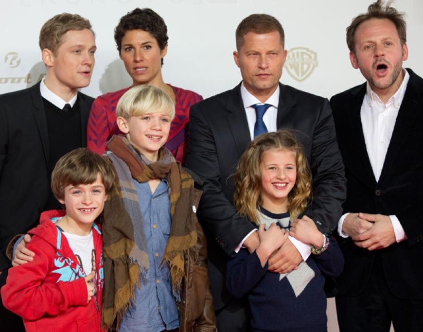 Die Schauspieler Matthias Schweighöfer (l-r), Maurizio Magno, Nico Liersch, Jasmin Gerat, Til Schweiger, Emma Schweiger und Samuel Finzi