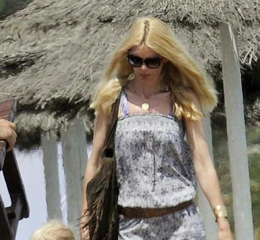 Juni 2013: Claudia Schiffer tankt Sonne: im spanischen Promi-Örtchen Marbella urlaubt das Model derzeit mit der gesamten Familie