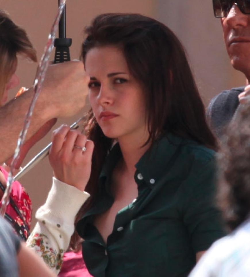 Kristen Stewart lässt sich am Set schminken. Die gebürtige Kalifornierin schlüpft in