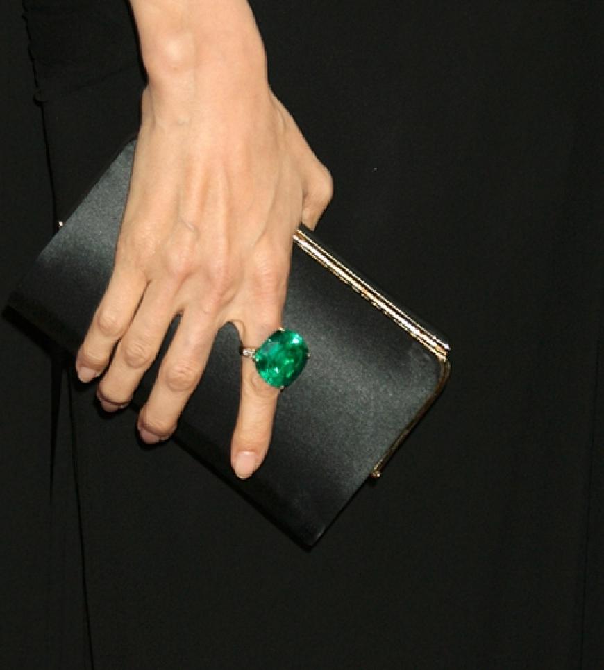 Angelina Jolie punktet im eleganten Schwarzen: Am Zeigefinger trägt die als beste Hauptdarstellerin Nominierte einen Smaragd-Ring