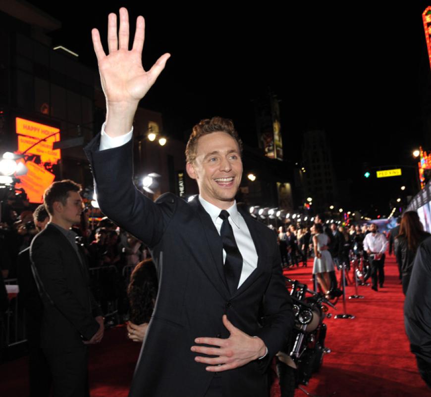 Tom Hiddleston begrüßt gut gelaunt die wartenden Fans