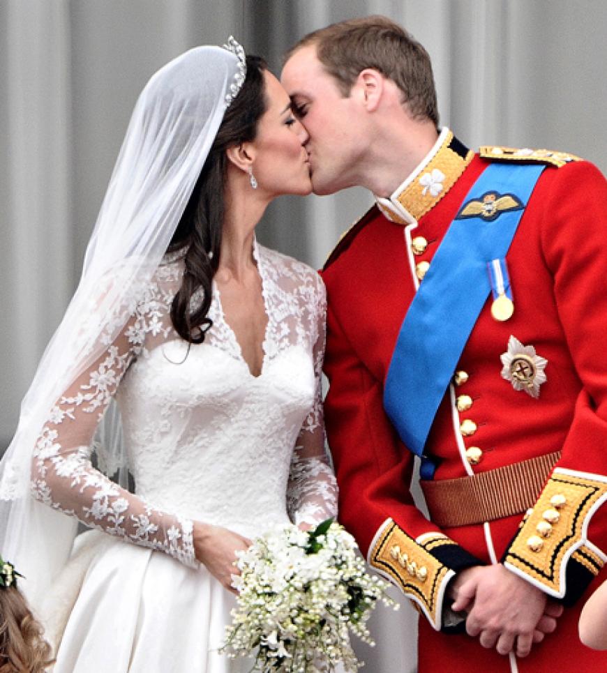 Darauf warteten nicht nur tausende Zuschauer vor Ort - sondern auch Millionen vor dem Fernseher: Kate Middleton und Prinz William küssen sich auf dem Balkon des Buckingham Palast