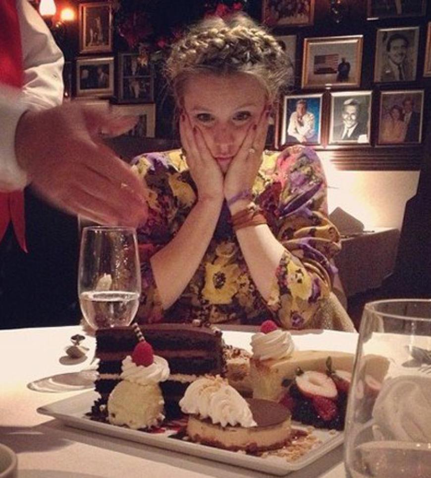 Die werdende Mutter Kristen Bell kann gar nicht glauben, dass die ganze Dessert-Platte für sie ist. Guten Appetit!