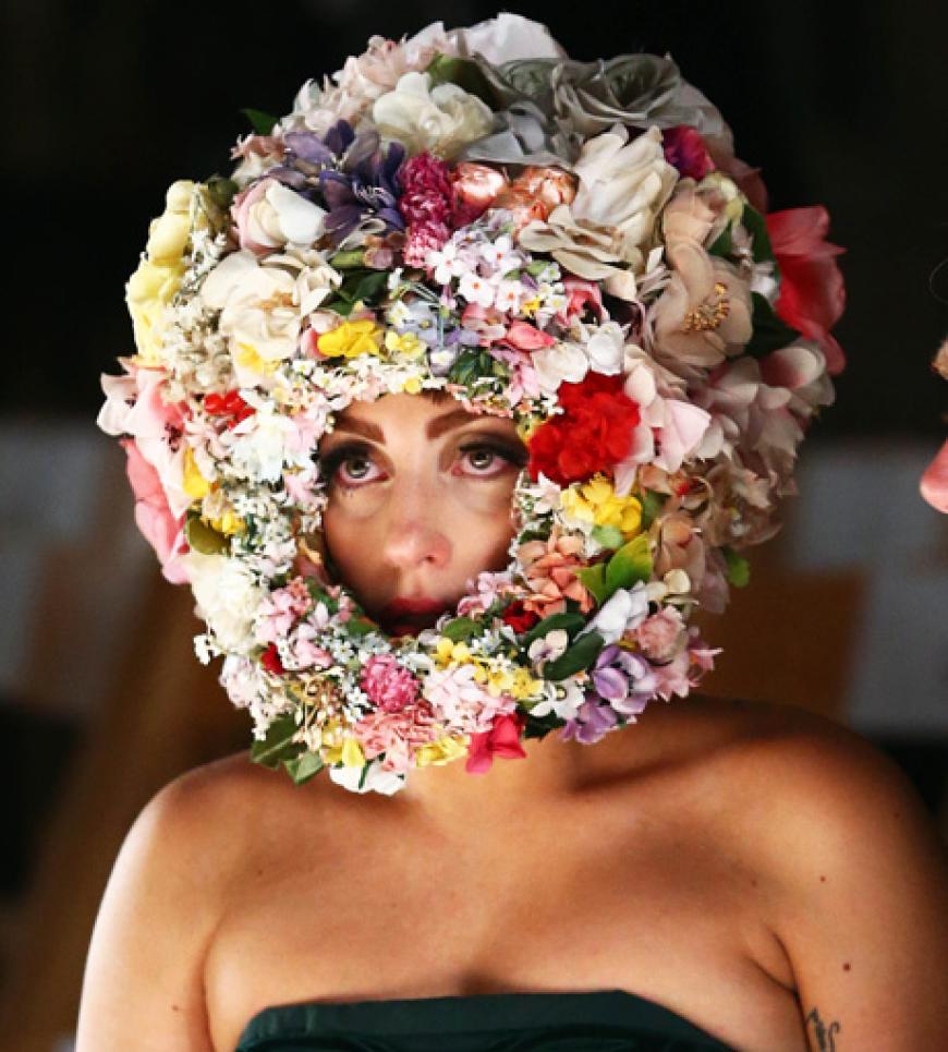 Lady Gaga ist die Mutter der schrägen Outfits. Auch im Jahr 2012 sorgte sie für Fashion-Überraschungen. Dieser Blumen-Ball auf ihrem Kopf treibt jedoch nicht nur ihr die Tränen in die Augen