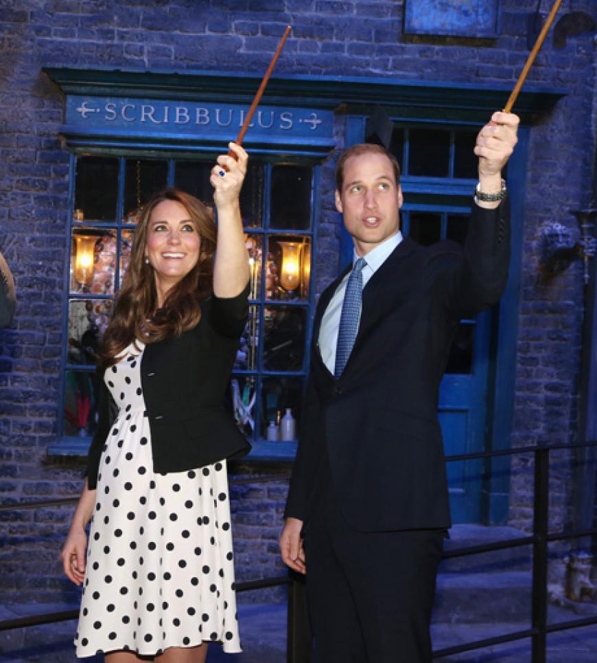Einen ihrer letzten öffentlichen Auftritte vor der Geburt im Juli 2013 absoliverten Kate und William bei einem Besuch in den Warner Bros Studios in Leavesden, wo sie auch