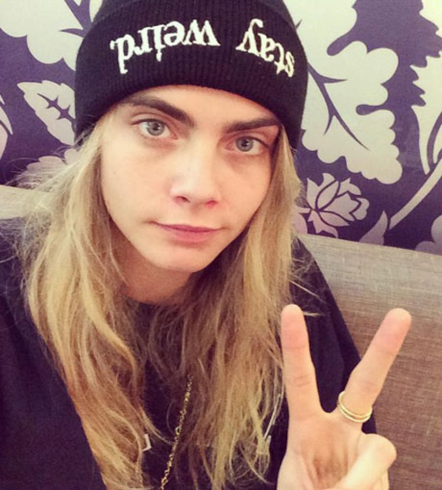 Supermodel Cara Delevingne ziert eigentlich die Kampagnen großer Designer. Ohne Styling ist sie aber auch alles andere als glamourös und hat Zottelhaare und Augenringe