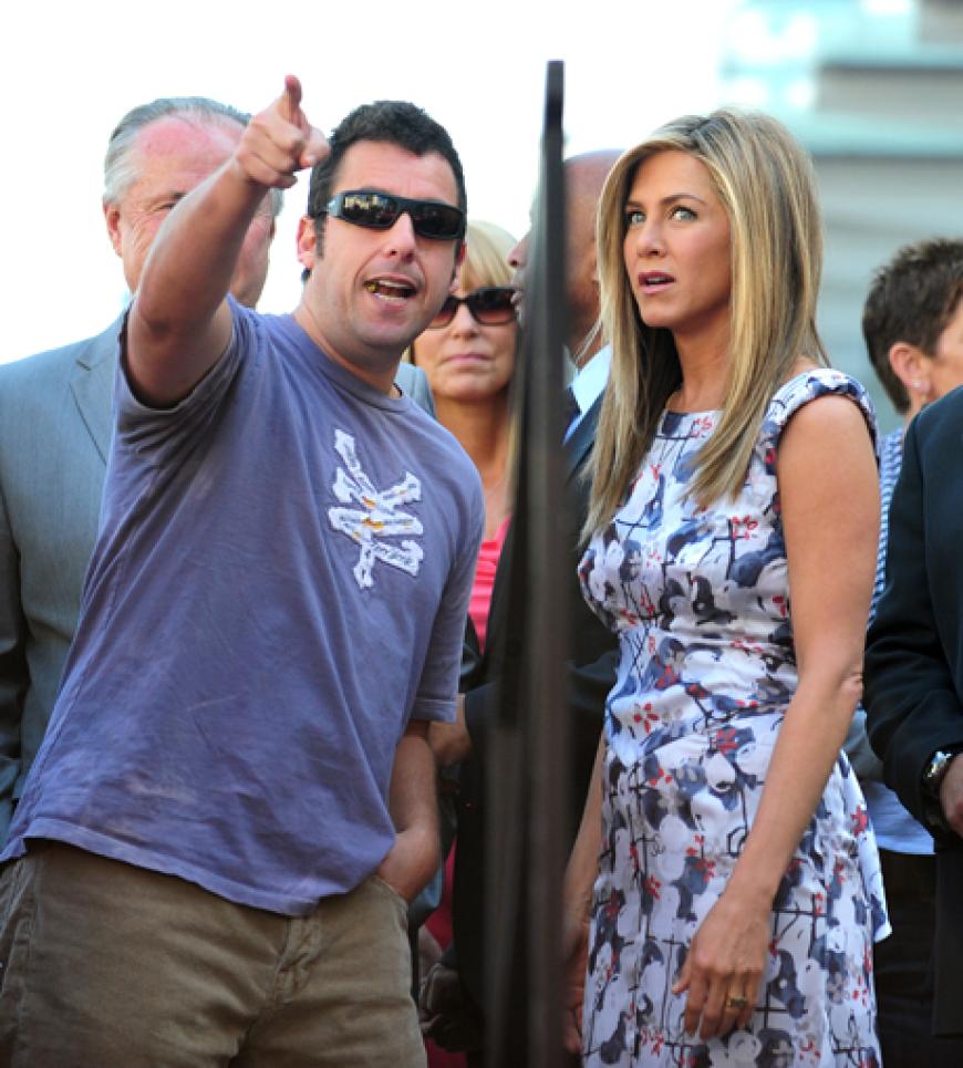Die Laudatio hielt ihr Schauspielkollege Adam Sandler - und der war natürlich zu Scherzen aufgelegt