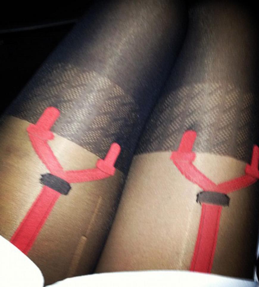 Im Club zeigt sie der Welt dann ihre 'schöne' Strumpfhose, mit Strapsapplikation