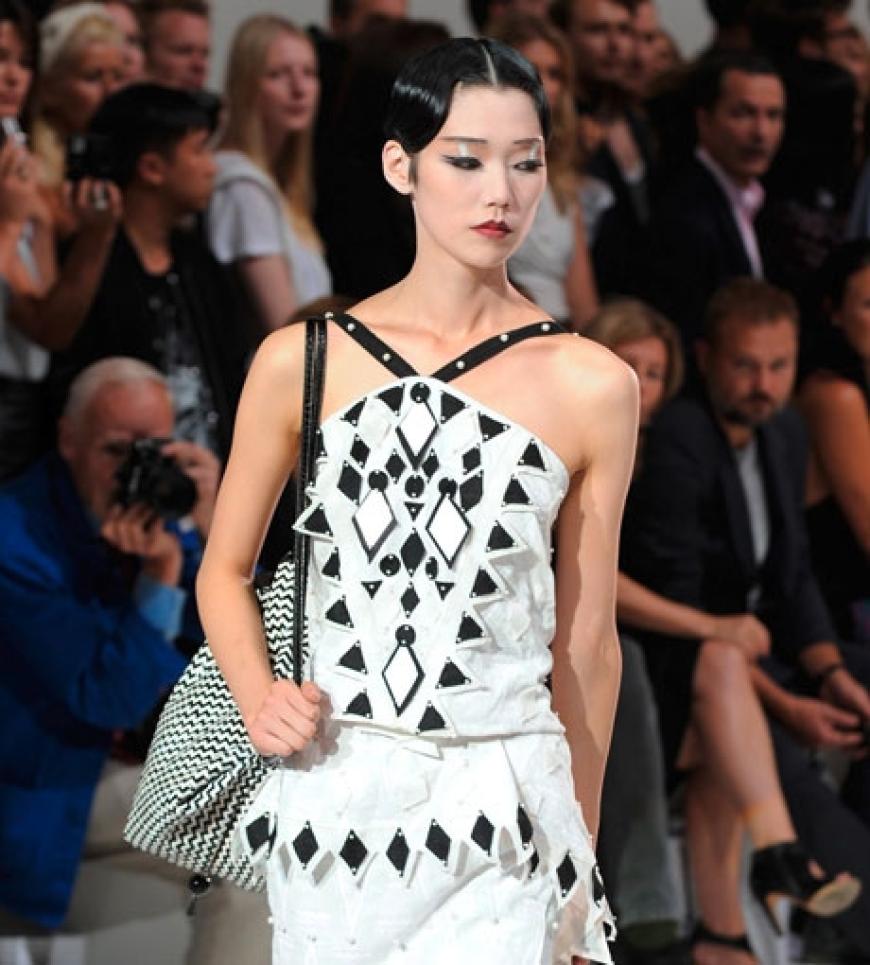 Die New Yorker Fashion Week im Bryant Park ist eröffnet! Bis zum 17. September treffen sich hier Modemacher, Modekenner und Modefans. Und natürlich gibt es zahlreiche Prominente zu bestaunen ...