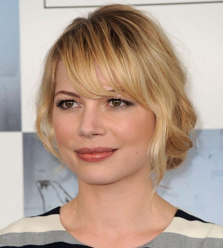 Michelle Williams lässt ihren Pony locker ins Gesicht fallen. Die lockere Hochsteckfrisur wirkt sehr mädchenhaft