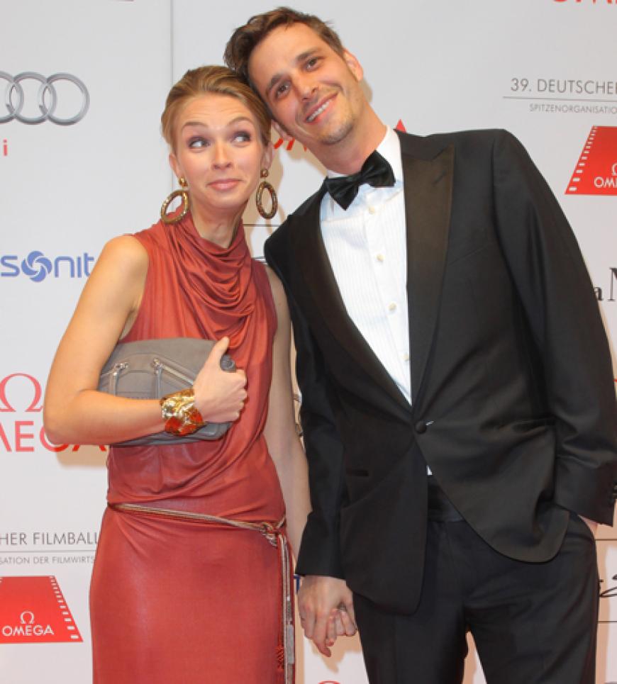 Hier hingegen ist Schauspieler Max von Thun mit Freundin Kim