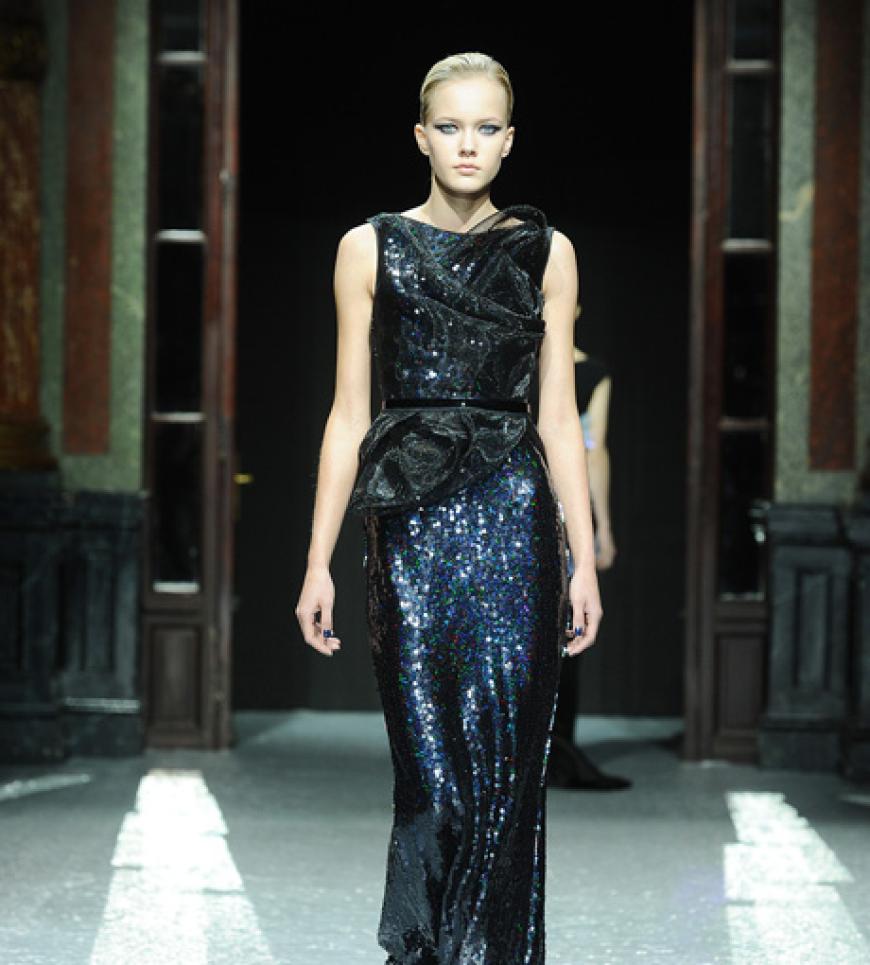 Feminin, opulent und extravagant so kennen und lieben wir die Designs von Adrian Runhof und Johnny Talbot. Das Designer-Duo zeigte in Paris spektakuläre Abendroben