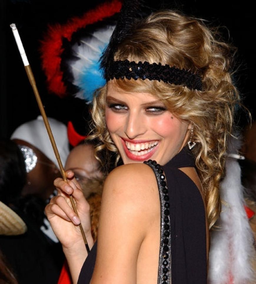 Bildhübsch: Topmodel Karolina Kurkova schaut keck über ihre Schulter