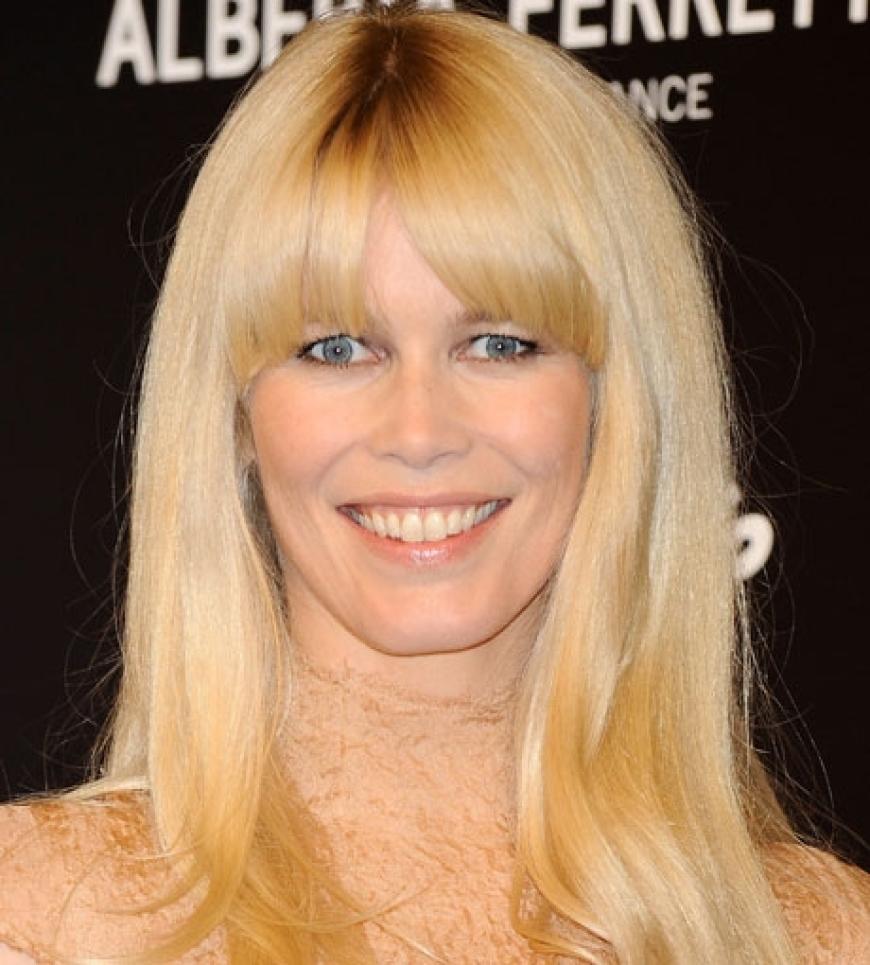 Ihre Haare sind ihr Markenzeichen: Topmodel Claudia Schiffer trägt ihre blonde Mähne häufig mit Pony